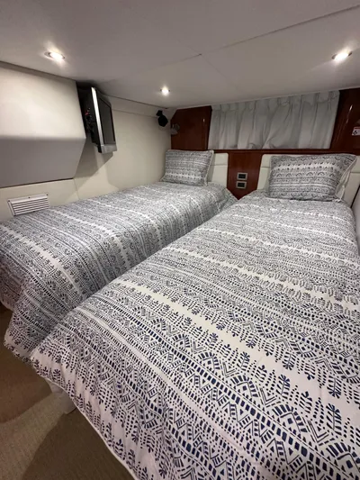 Zincohvid Yacht Photos Pics 2008 Four Winns V458 cabin with twin beds and patterned bedding.