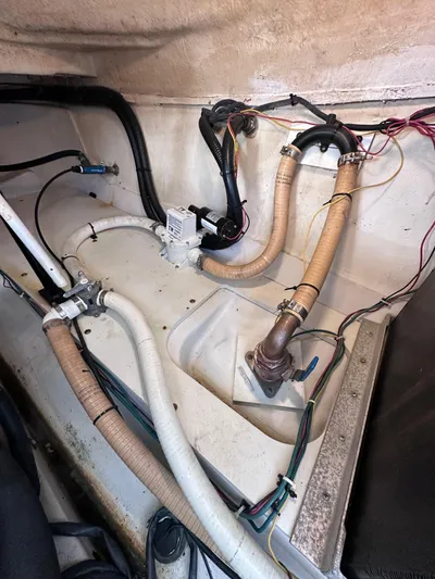 Zincohvid Yacht Photos Pics 2008 Four Winns V458 engine compartment with hoses and wiring.