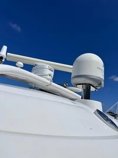 Zincohvid Yacht Photos Pics 2008 Four Winns V458 yacht radar and satellite equipment against clear blue sky.