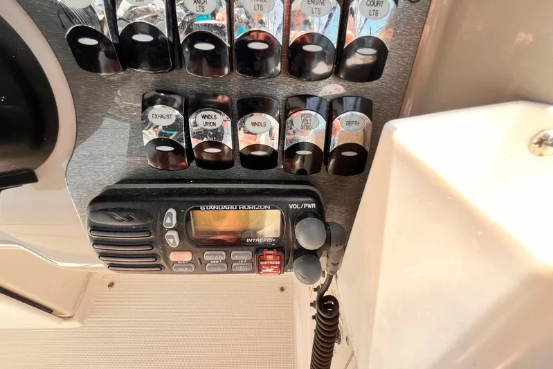 La Bella Vita Yacht Photos Pics Control panel and radio on a 2003 Formula 400 Super Sport boat.