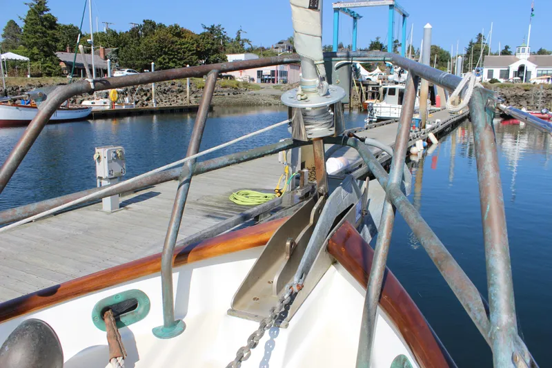 La Vie En Rose Yacht Photos Pics Bow of 2012 Custom Gartside Jespersen 40 sailboat docked at marina.