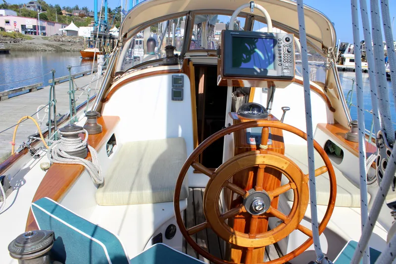 La Vie En Rose Yacht Photos Pics Cockpit of 2012 Custom Gartside Jespersen 40 sailboat with wooden wheel and navigation equipment.