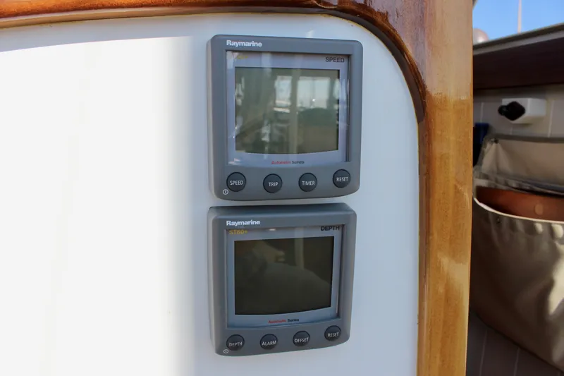 La Vie En Rose Yacht Photos Pics Digital displays on a 2012 Custom Gartside Jespersen 40 yacht dashboard.
