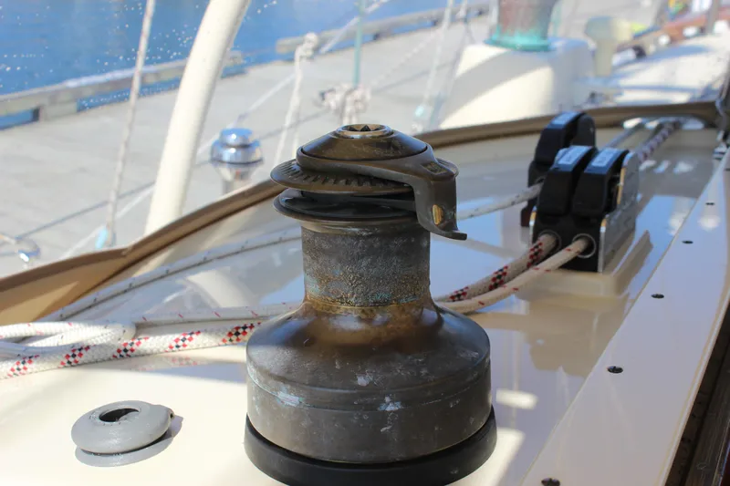 La Vie En Rose Yacht Photos Pics Winch on 2012 Custom Gartside Jespersen 40 sailboat deck, with ropes and cleats.