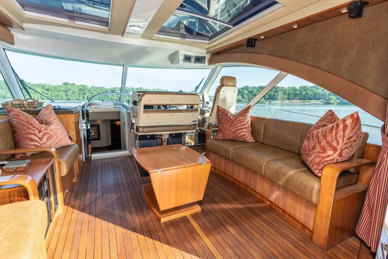  Yacht Photos Pics Luxurious 2006 Sea Ray 60 Sundancer yacht interior with plush seating and elegant wood finishes.