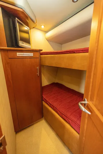  Yacht Photos Pics 2006 Sea Ray 60 Sundancer cabin with bunk beds and TV.