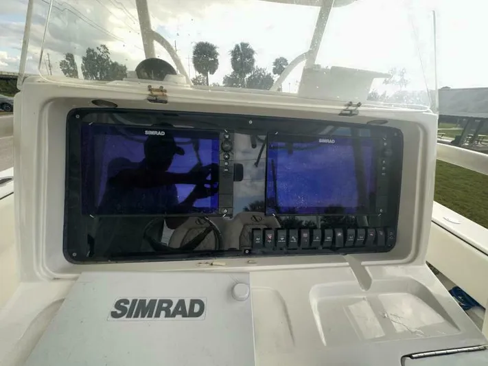 No Name Yacht Photos Pics 2008 Jupiter 31 FS Center Console with Simrad navigation system, dual screens, and control panel.