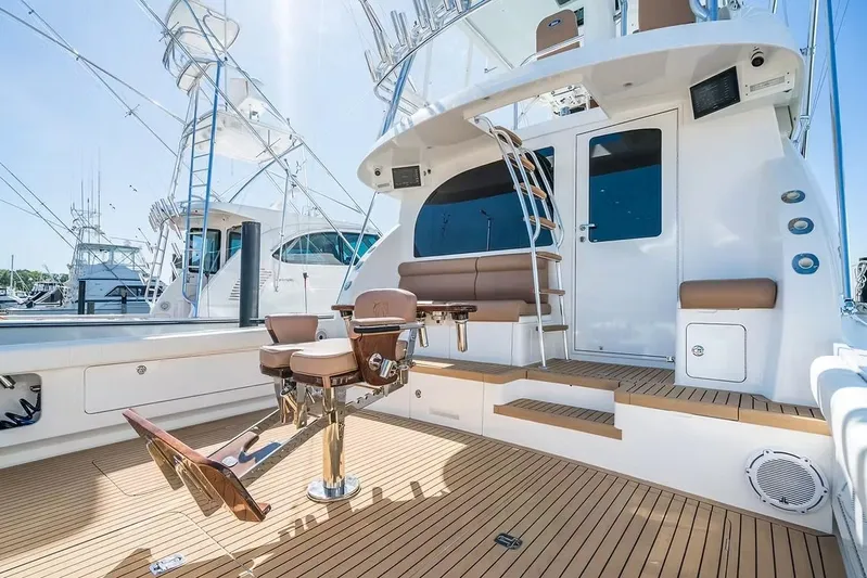 Kelly Lynn Yacht Photos Pics Henriques 50 Sportfisherman 2020 with luxurious deck and seating area.