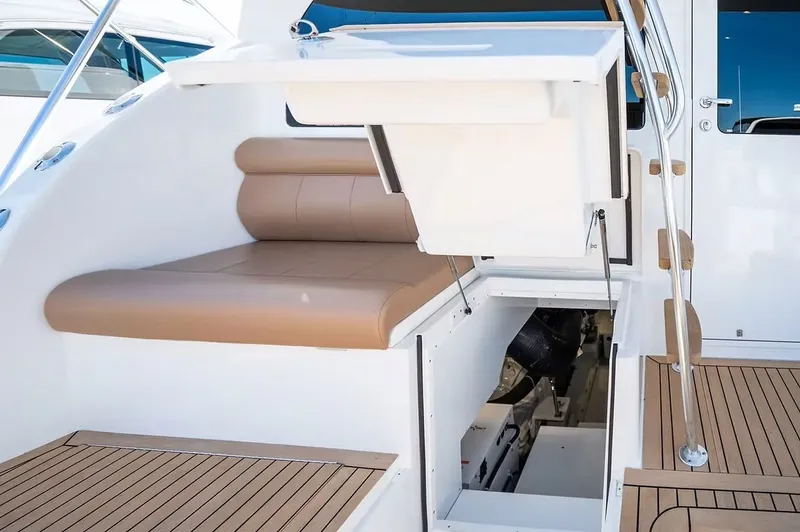 Kelly Lynn Yacht Photos Pics Henriques 50 Sportfisherman 2020, seating area with engine room access.