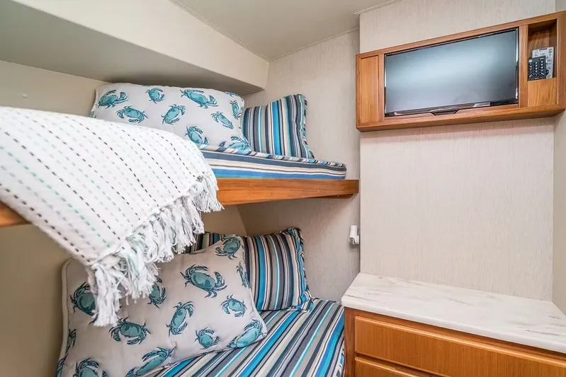Kelly Lynn Yacht Photos Pics Interior of 2020 Henriques 50 Sportfisherman with bunk beds and TV.