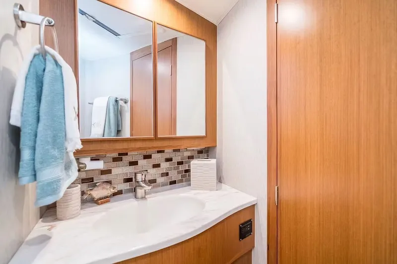 Kelly Lynn Yacht Photos Pics Luxurious bathroom on Henriques 50 Sportfisherman 2020 yacht.