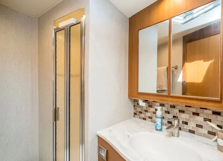 Kelly Lynn Yacht Photos Pics Bathroom in 2020 Henriques 50 Sportfisherman with shower and mirror.