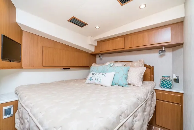 Kelly Lynn Yacht Photos Pics Interior of 2020 Henriques 50 Sportfisherman with cozy bedroom.