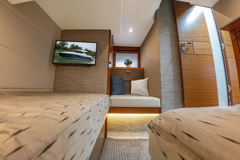 Second Half Yacht Photos Pics Tiara 44 SECOND HALF - Guest Stateroom