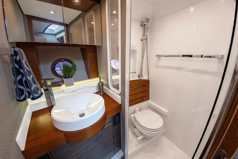 Second Half Yacht Photos Pics Tiara 44 SECOND HALF - Guest Head