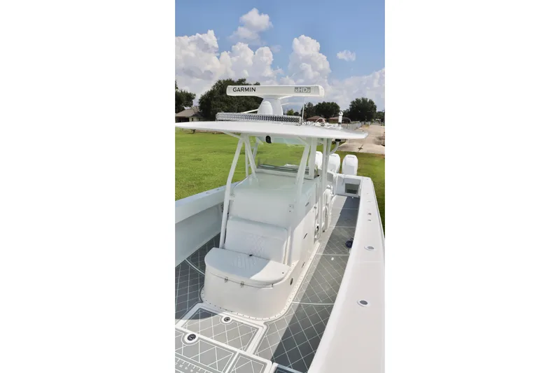  Yacht Photos Pics 2005 Venture 39 Open boat with Garmin equipment, docked on a sunny day.