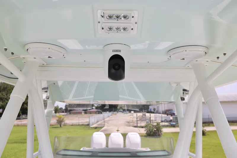  Yacht Photos Pics 2005 Venture 39 Open boat interior with speakers and camera on the ceiling.