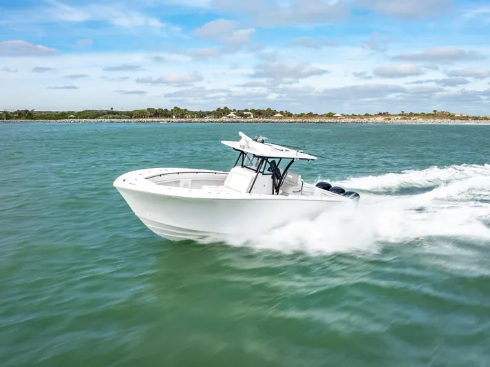  Yacht Photos Pics 2020 SeaHunter 35 Tournament boat speeding on water.