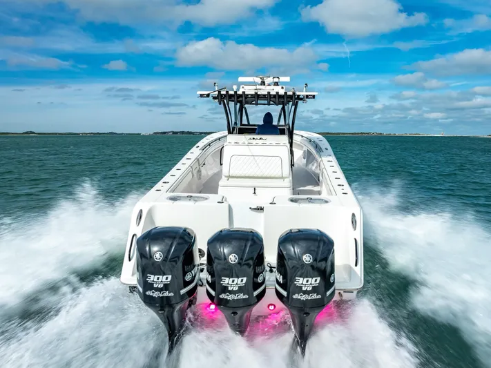 Yacht Photos Pics 2020 SeaHunter 35 Tournament boat with triple Yamaha 300 engines on the water.