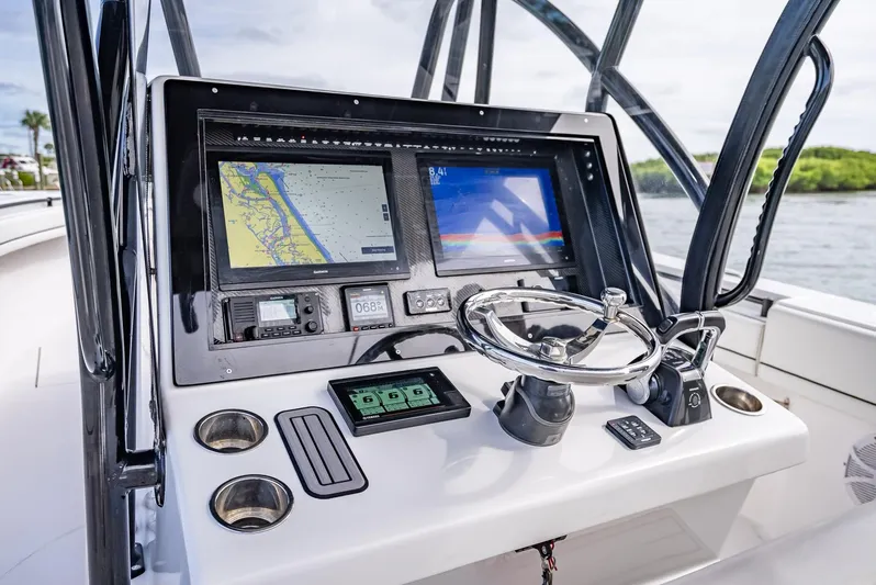  Yacht Photos Pics SeaHunter 35 Tournament 2020 boat dashboard with navigation screens and controls.