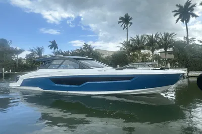 Cruisers Yachts 50 GLS Outboard