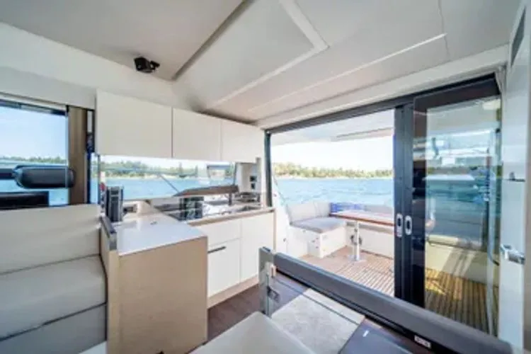 V & A Yacht Photos Pics 2019 Prestige 460 - Image 16