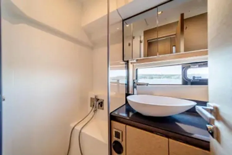 V & A Yacht Photos Pics 2019 Prestige 460 - Image 25