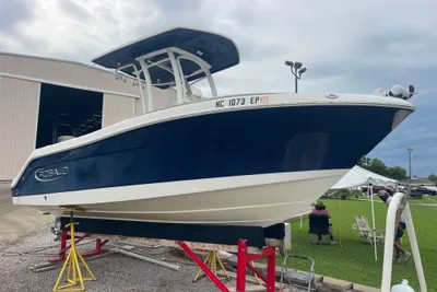Robalo R222 Center Console