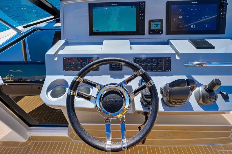 Seaduction Yacht Photos Pics Steering console of 2023 Pardo Yachts 43 with modern navigation displays.
