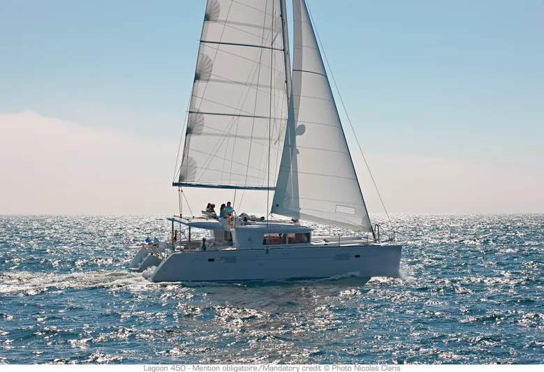 Moet Yacht Photos Pics Main Profile View (2)