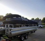 2018 Sun Tracker 22 DLX Party Barge