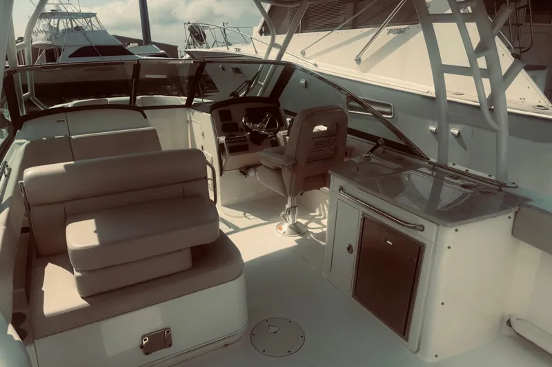  Yacht Photos Pics 2020 Boston Whaler 270 Vantage interior with seating and helm, docked at marina.