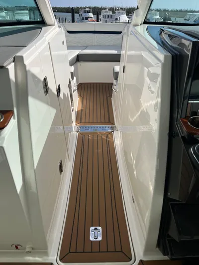  Yacht Photos Pics 2020 Tiara Yachts 34 Lx - Image 38