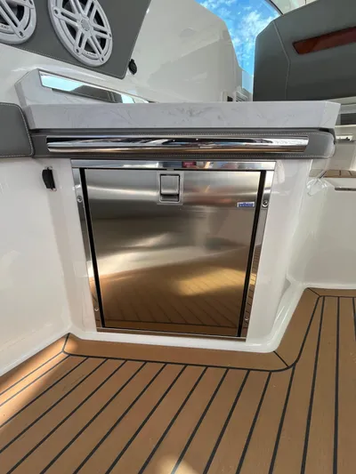  Yacht Photos Pics 2020 Tiara Yachts 34 Lx - Image 36