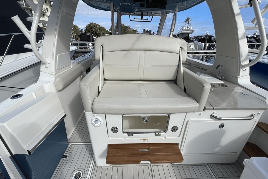 2021 Boston Whaler 350 Realm