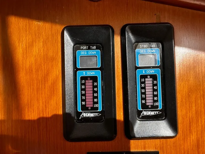 Smaragd Yacht Photos Pics Bennett trim tab controls on a 2003 Fleming 55 yacht dashboard.