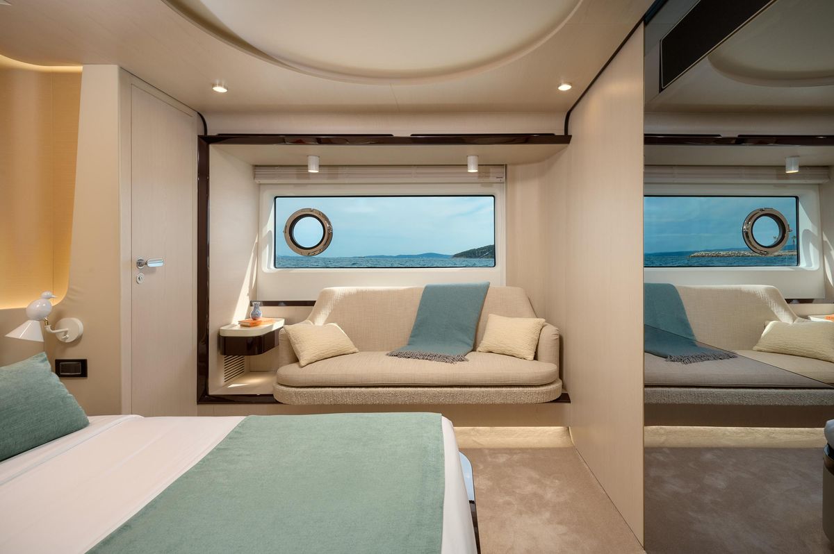 2022 Azimut 77 