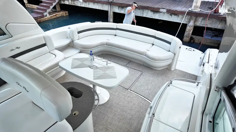  Yacht Photos Pics Luxurious 2006 Sea Ray 52 Sundancer yacht interior with elegant seating and table.