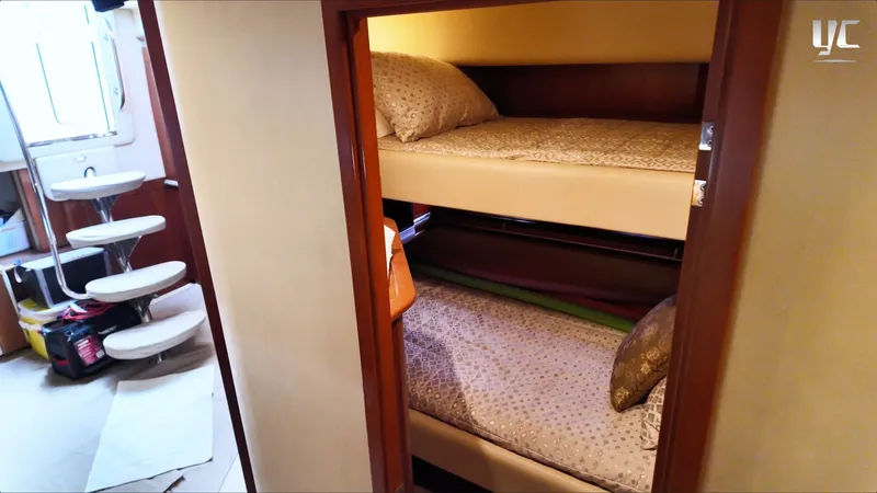  Yacht Photos Pics Interior of 2006 Sea Ray 52 Sundancer with cozy bunk beds and modern design.