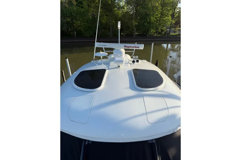  Yacht Photos Pics 2007 Formula 400 Super Sport boat with Raymarine equipment on deck.