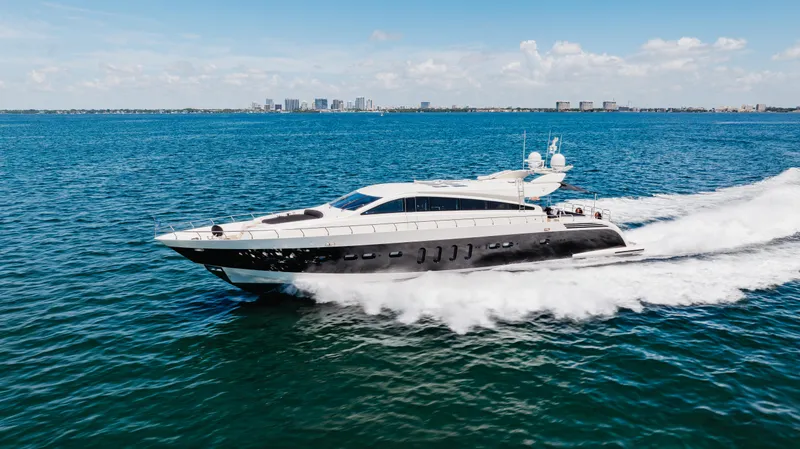 Venture Yacht Photos Pics Luxury Leopard yacht cruising on open sea, 2007 Cantiere Navale Arno SpA model.