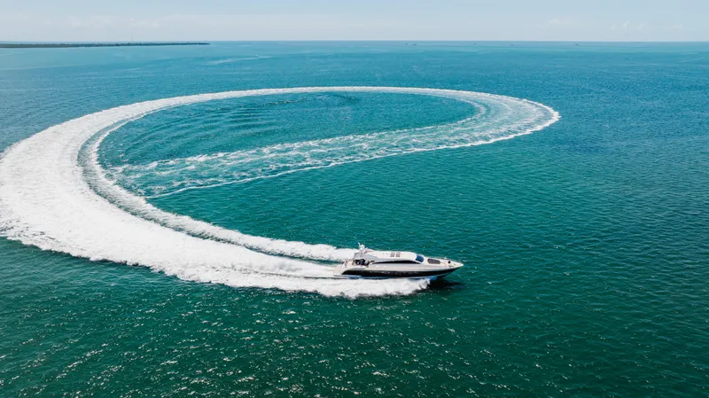 Venture Yacht Photos Pics Luxury Leopard yacht making a circular wake in the ocean, 2007 model.