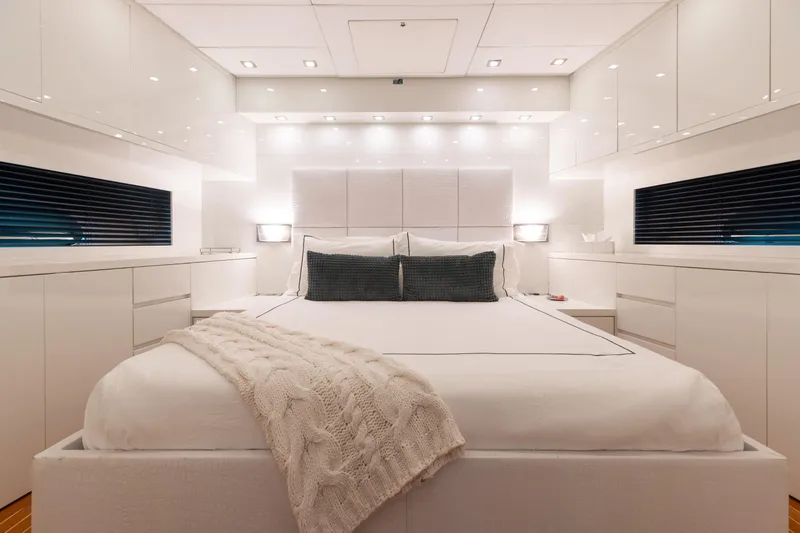 Venture Yacht Photos Pics Luxurious bedroom interior on a 2007 Leopard Cantiere Navale Arno SpA yacht.