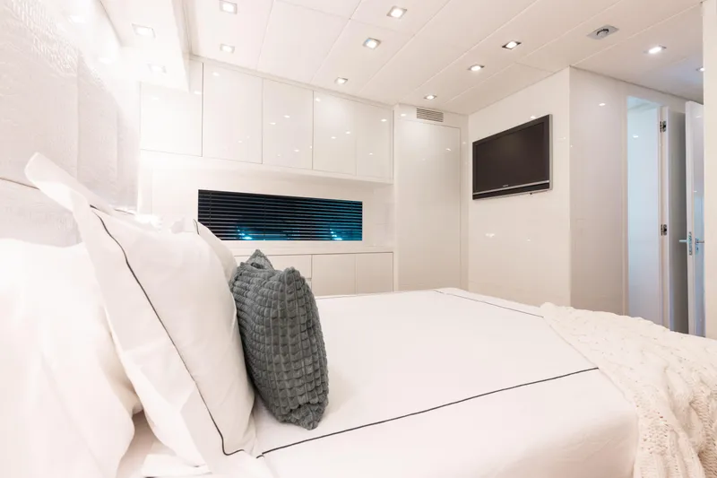 Venture Yacht Photos Pics Luxurious yacht bedroom interior with modern decor, Leopard Cantiere Navale Arno SpA, 2007 model.