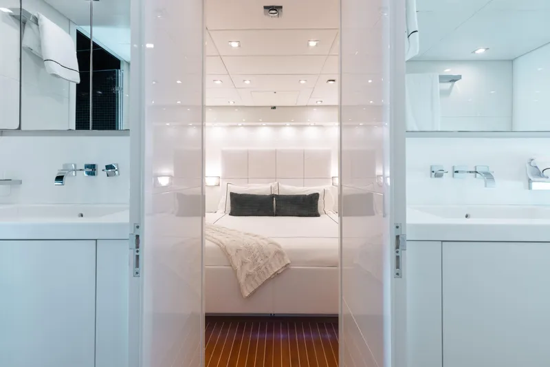 Venture Yacht Photos Pics Luxurious yacht interior with modern bathroom and cozy bedroom, Leopard Cantiere Navale Arno SpA, 2007.