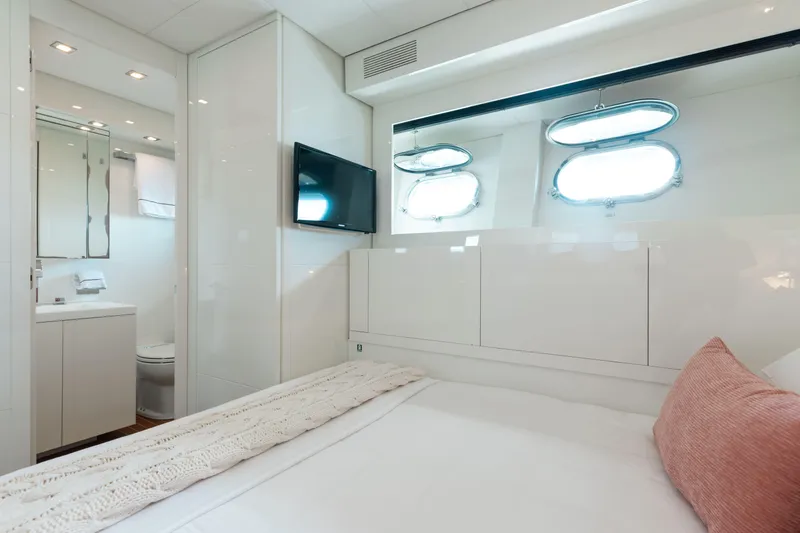 Venture Yacht Photos Pics Luxurious yacht bedroom with ensuite bathroom, featuring modern decor and porthole windows, Leopard 2007 model.