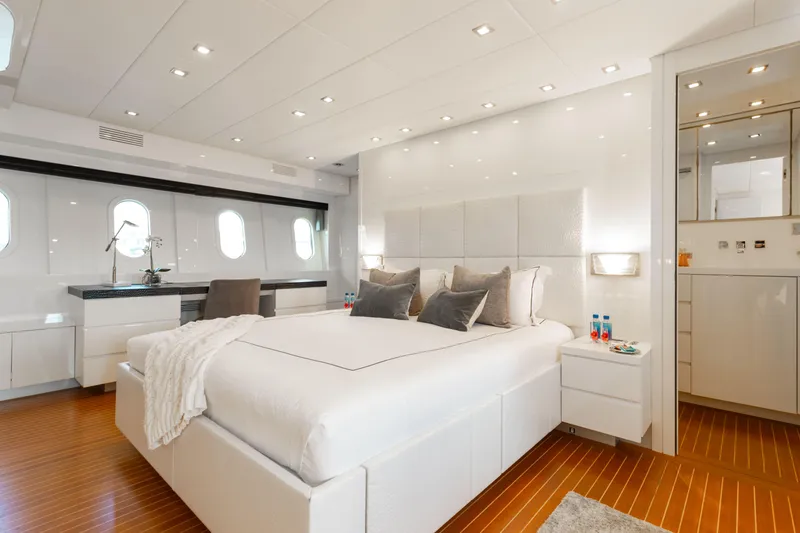 Venture Yacht Photos Pics Luxurious yacht bedroom with modern decor, white furnishings, and wood flooring, Leopard Cantiere Navale Arno SpA 2007.