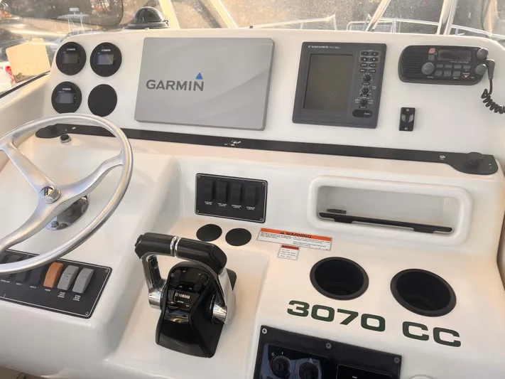 Yacht Photos Pics Pursuit 3070 Offshore Center Console helm with Garmin navigation, 2001 model.
