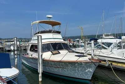 Egg Harbor 33 Sedan
