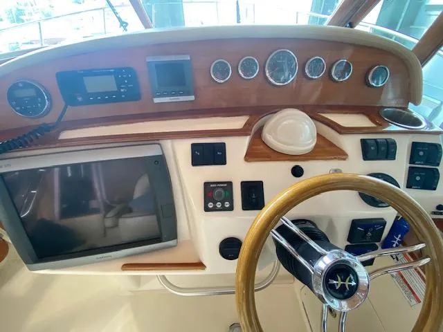  Yacht Photos Pics 2009 Hunt Yachts Harrier 29 dashboard with steering wheel and navigation instruments.